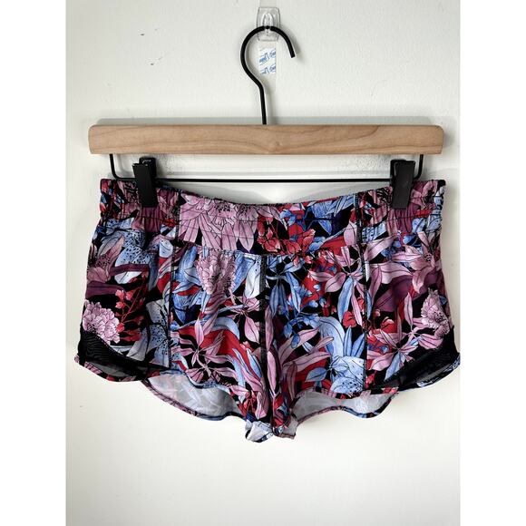 Lululemon Hotty Hot Short II *2.5" Size 8 Lillies EUC - Picture 4 of 4